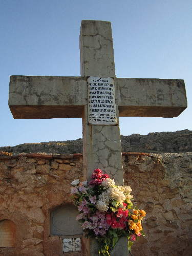 Sepultura construida por sus familiares, en el cementerio de Huesa, a siete de los nueve vecinos asesinados el 1 de septiembre en Muniesa.
