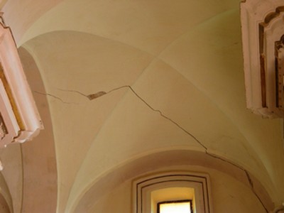Grietas techo de ermita en Huesa